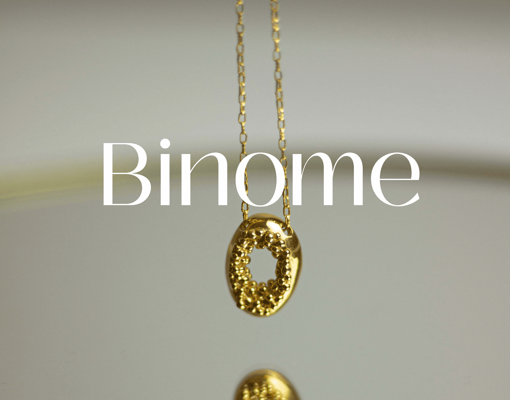 Logo binome, cadena y colgante.